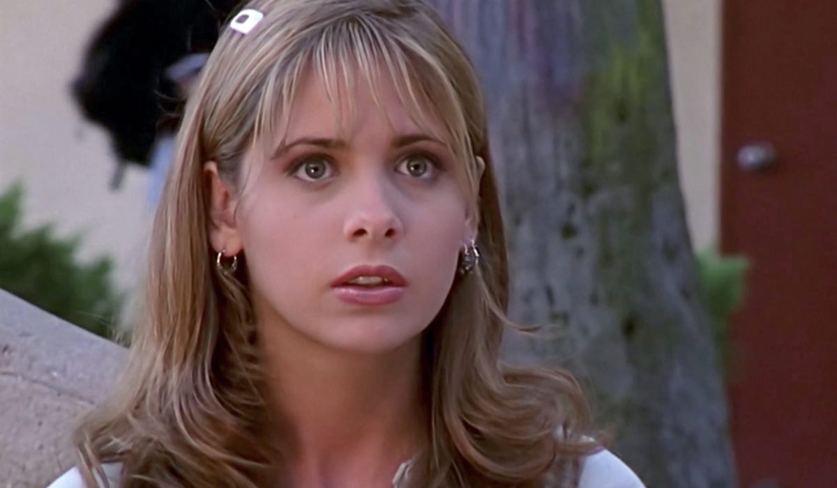 Sarah Michelle Gellar nei panni di Buffy Summers in Buffy 1x01 Credits The WB