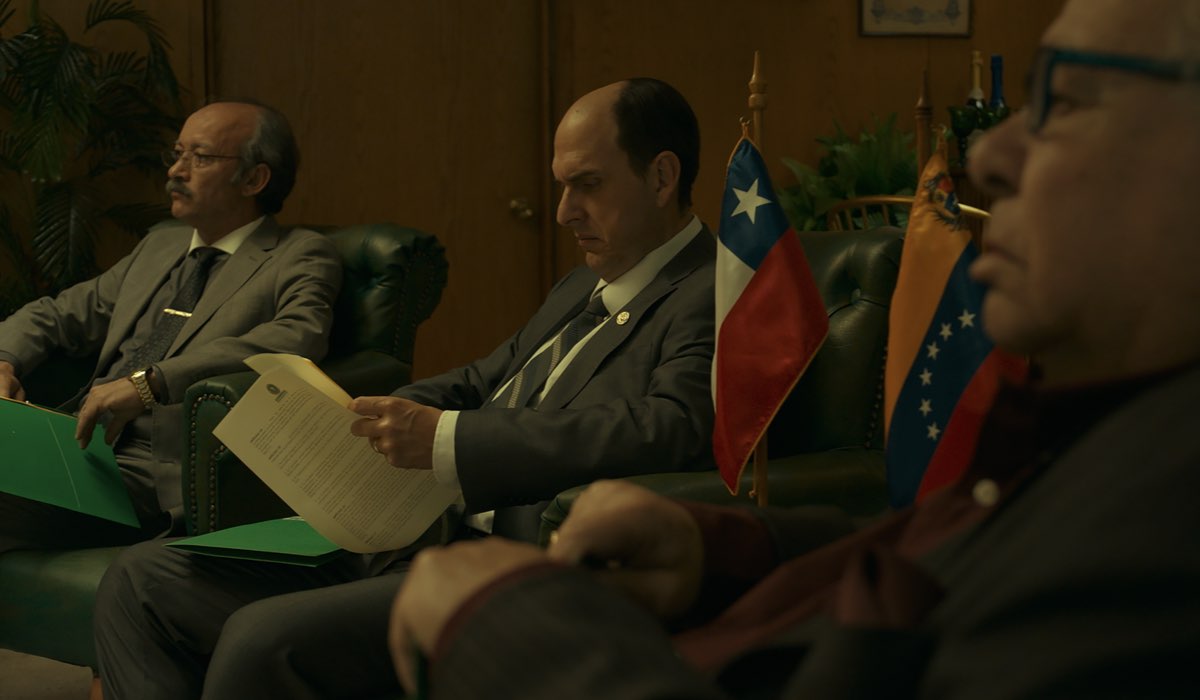 Sergio Jadue interpretato da Andrés Parra in una scena di El Presidente. Credits Amazon Prime Video