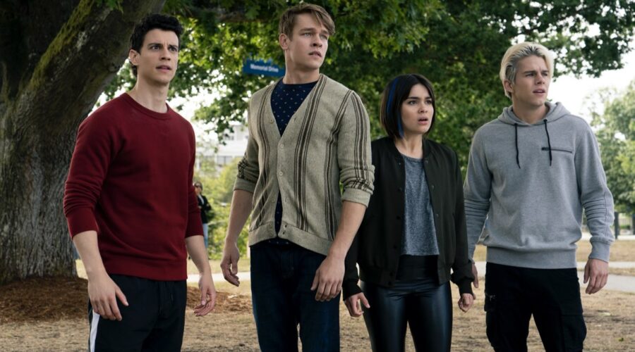 The Order 2 da sinistra a destra, Adam Dimarco è Randall Carpio, Thomas Elms è Hamish Duke, Devery Jacobs è Lilith Bathory, And Jake Manley è Jack Morton. Credits Daniel Power/netflix © 2020