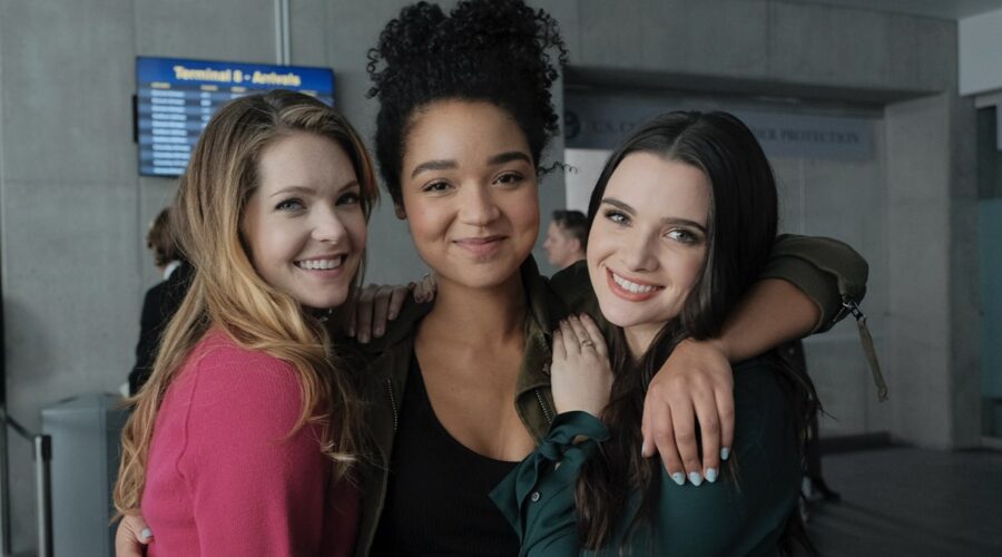Da sinistra: Meghann Fahy, Aisha Dee e Katie nei panni di Sutton, Kate e Jane in The Bold Type. Credits: Freeform via Mediaset.