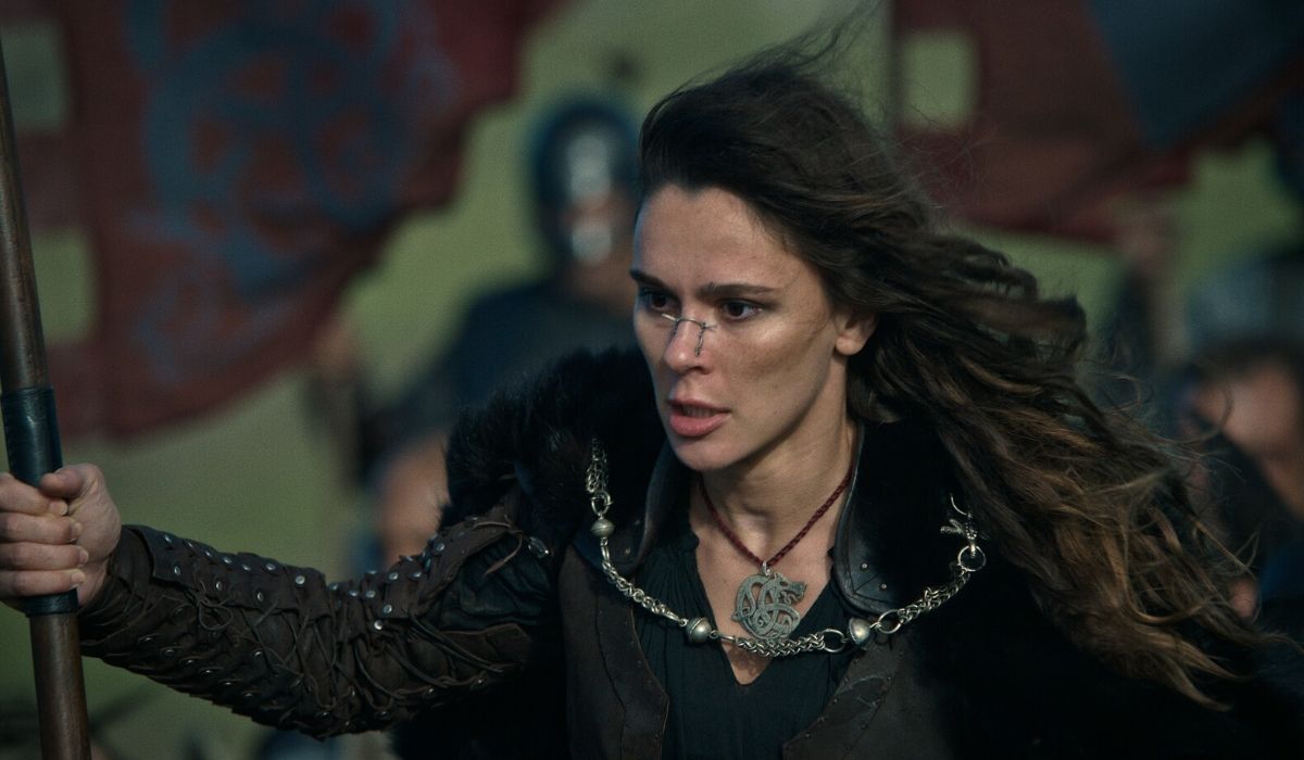 Bella Dayne è la Lancia Rossa in Cursed episodio 10 Credits Netflix