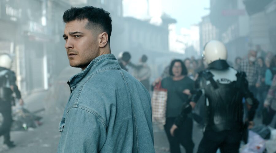 Çağatay Ulusoy nei panni di Hakan in The Protector Credits Netflix