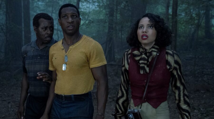 Da sinistra: Courtney B. Vance (zio George), Jurnee Smollett (Leti) e Jonathan Majors (Tic) in una scena di Lovecraft Country. Credits: HBO via Sky Italia.