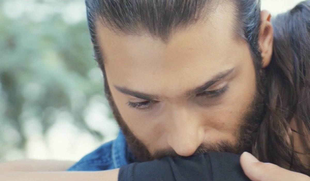 Daydreamer Can Yaman e Demet Özdemir interpretano Can e Sanem, qui nella puntata 34 poco dopo che lui si è dichiarato Credits Mediaset