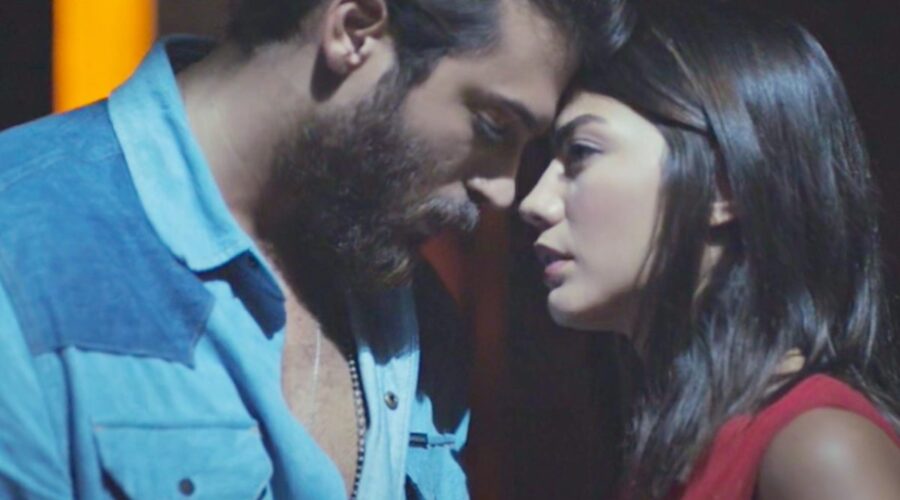 Daydreamer Can e Sanem interpretati da Can Yaman e Demet Özdemir, qui nella puntata 22 Credits Mediaset