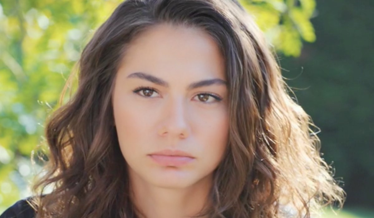 Daydreamer Demet Özdemir interpreta Sanem, qua nella puntata 34 Credits Mediaset