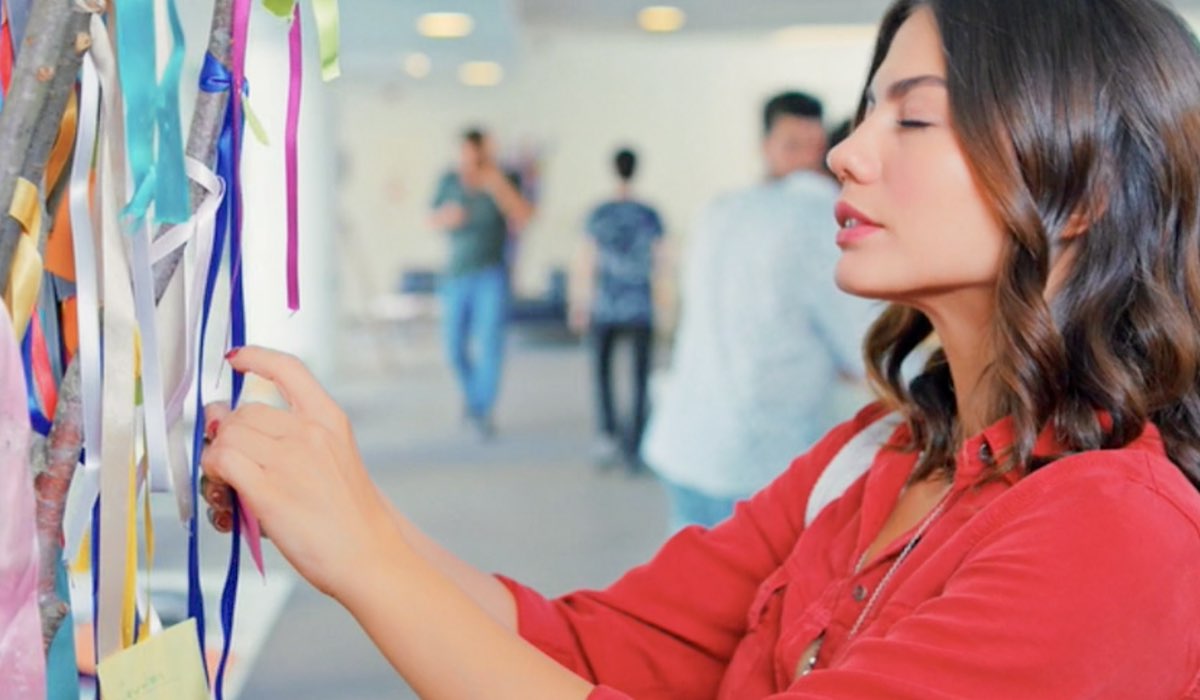 Daydreamer Demet Özdemir interpreta Sanem, qui nella puntata 26 quando appende il biglietto con il suo desiderio Credits Mediaset