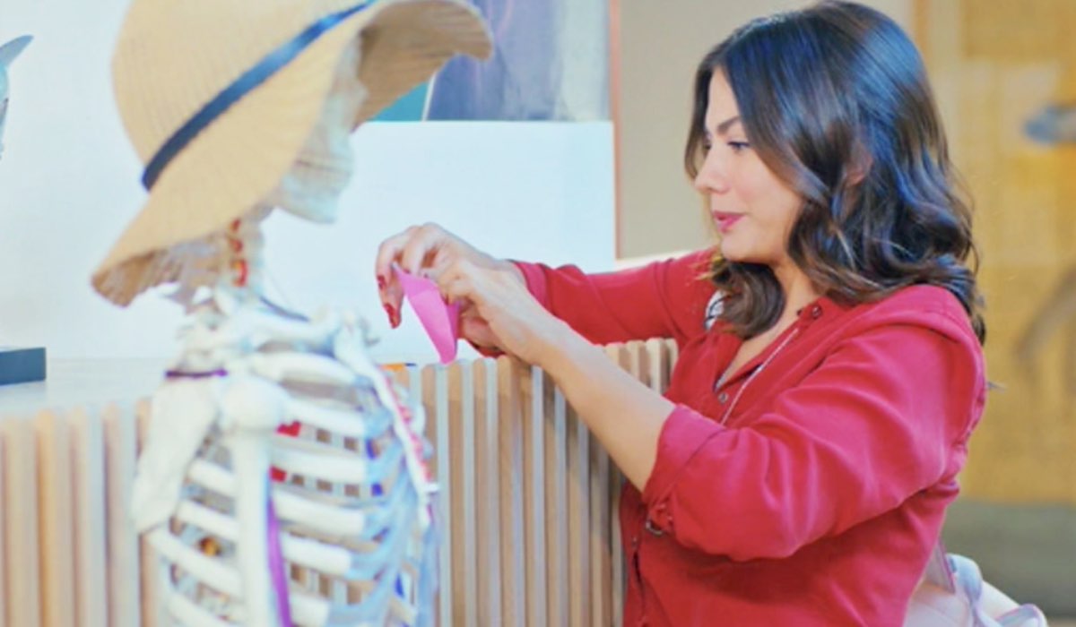 Daydreamer Demet Özdemir interpreta Sanem, qui nella puntata 26 quando mette nella busta il biglietto con il suo desiderio Credits Mediaset