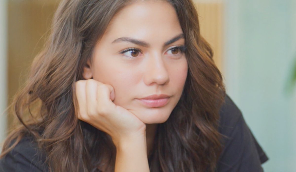 Daydreamer Demet Özdemir interpreta Sanem, qui nella puntata 34 Credits Mediaset