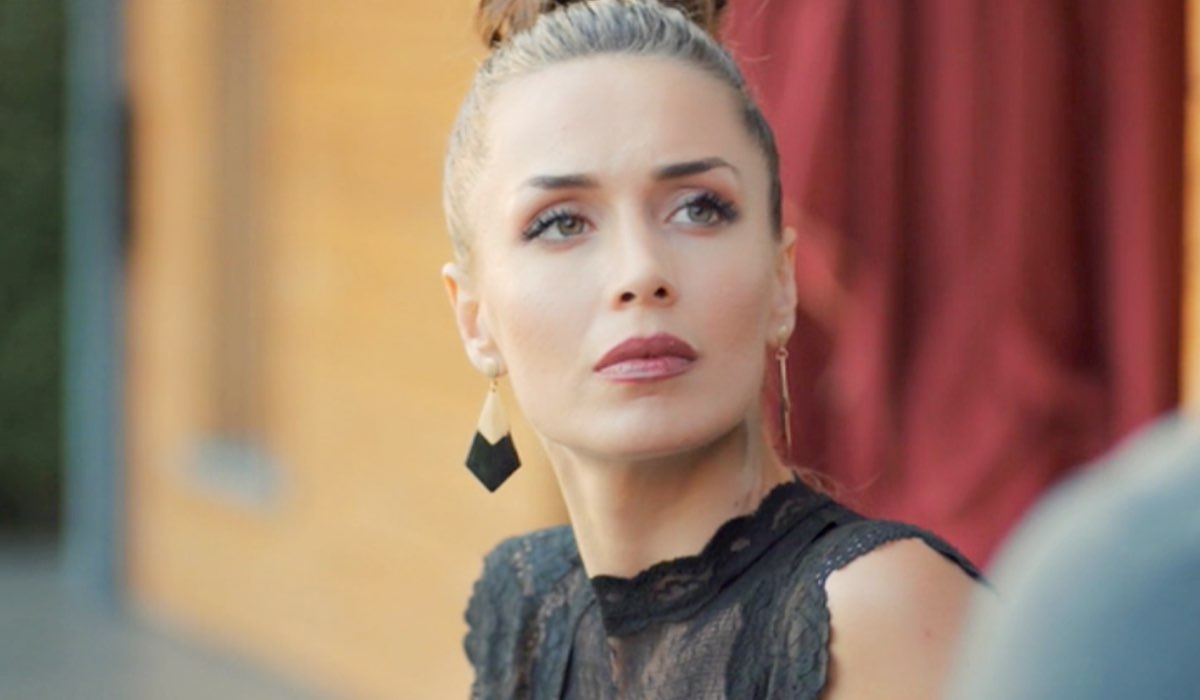 Daydreamer Polen interpretata da Kimya Gökçe Aytaç mentre parla con Can nella puntata 23 Credits Mediaset