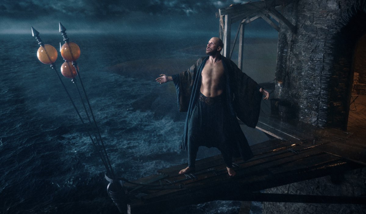 Gustaf Skarsgård nei panni di Merlino Cr. Courtesy of Netflix © 2020