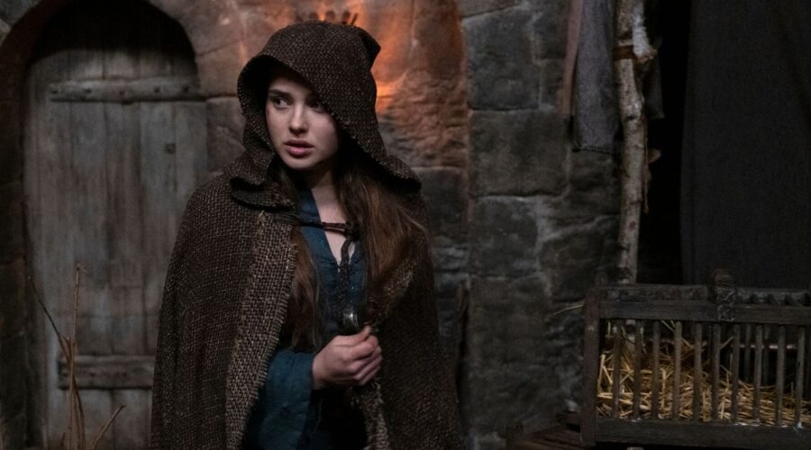 Katherine Langford è Nimue nel secondo episodio di Cursed, Credits Ludovic Robert e Netflix