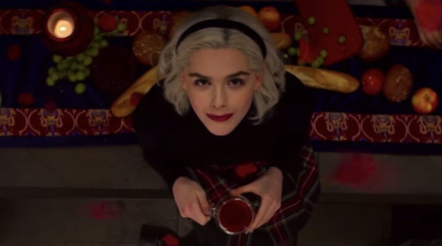 Kiernan Shipka nei panni di Sabrina nel trailer de Le terrificanti avventure di Sabrina. Credits: Netflix.