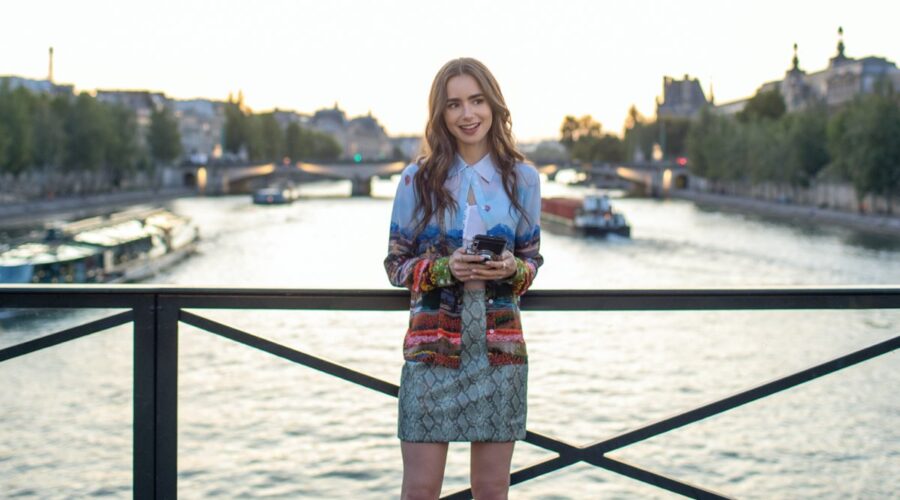 Lily Collins in una scena di Emily In Paris. Credits: Carole Bethuel/Netflix