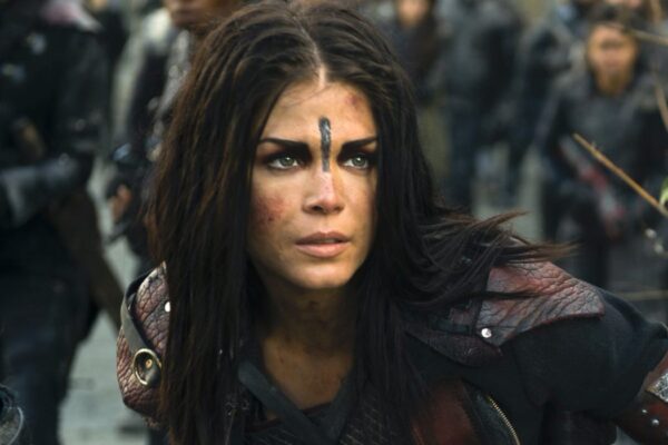 Marie Avgeropolos nei panni di Octavia Blake in The 100 5 episodio 13 Credits Warner e Mediaset
