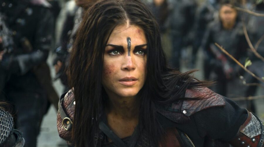 Marie Avgeropolos nei panni di Octavia Blake in The 100 5 episodio 13 Credits Warner e Mediaset