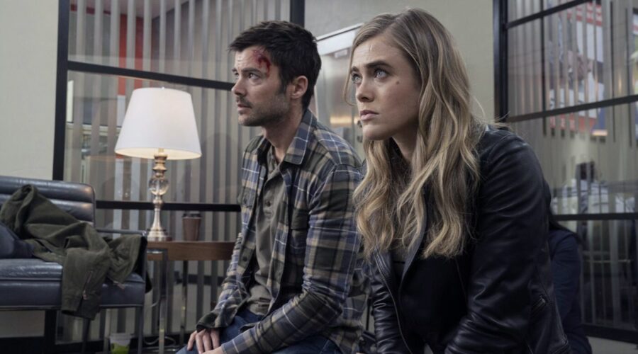 Matt Long nei panni di Zeke Landon, e Melissa Roxburgh nelle vesti di Michaela Stone In Manifest 2. Foto di © Warner Bros. Entertainment, Inc