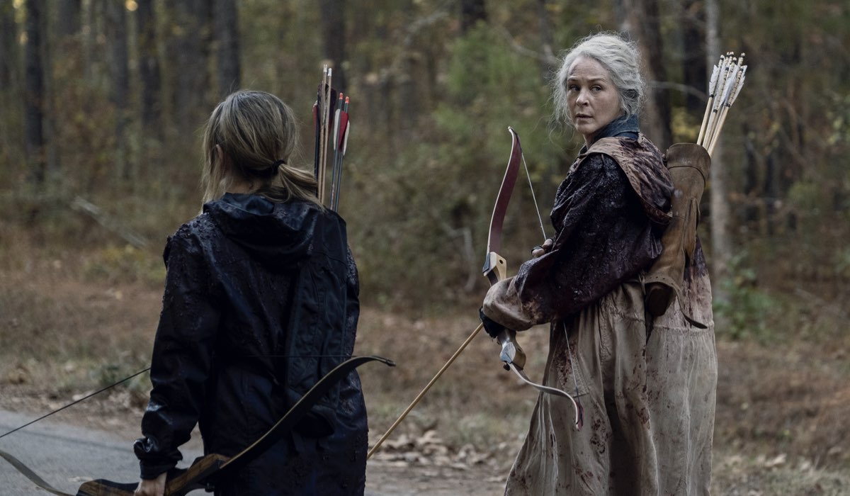 Melissa McBride nei panni di Carol in una scena di The Walking Dead 10x16 