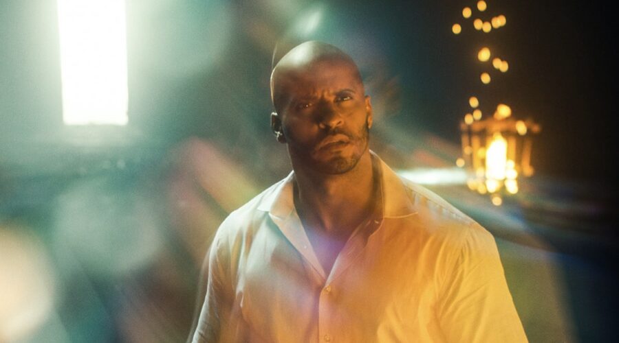 Ricky Whittle nei panni di Shadow Moon in una scena della seconda stagione di American Gods Credits Amazon Prime Video e Starzplay