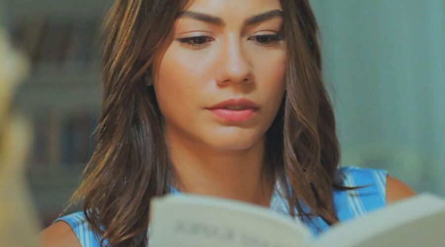 Sanem legge Lettere a Milena di Franz Kafka nell'episodio 19 di Daydreamer, Credits Mediaset Kafka nell'episodio 19 di Daydreamer, Credits Mediaset