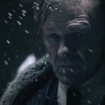 Sean Bean interpreta il Signor Wilford nella stagione 2 di Snowpiercer fotogramma dal teaser credits TNT