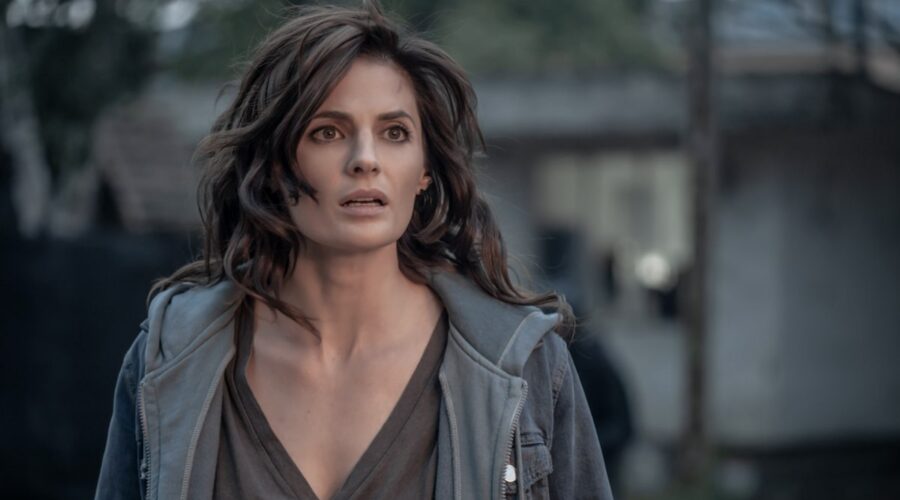 Stana Katic in una scena del secondo episodio di Absentia 3. Credits Amazon Prime Video