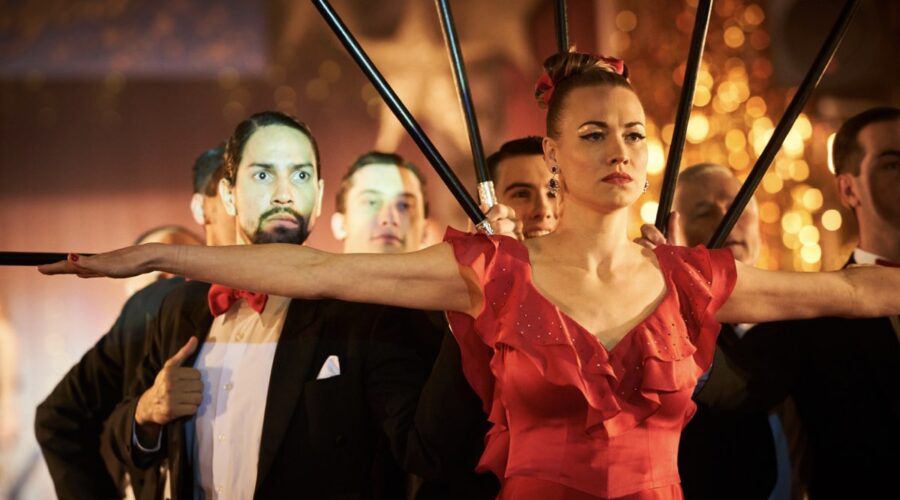 Stateless: da sinistra a destra Yvonne Strahovski nei panni di Sofie Werner nel primo episodio di Stateless Cr. Ben King/Netflix © 2020