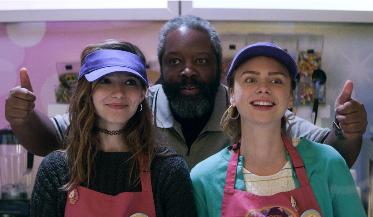 Teenage Bounty Hunters: da sinistra Anjelica Bette Fellini è Blair Wesley, Kadeem Hardison è Bowser Simmons, Maddie Phillips è Sterling Wesley. Credits Courtesy Of Netflix © 2020