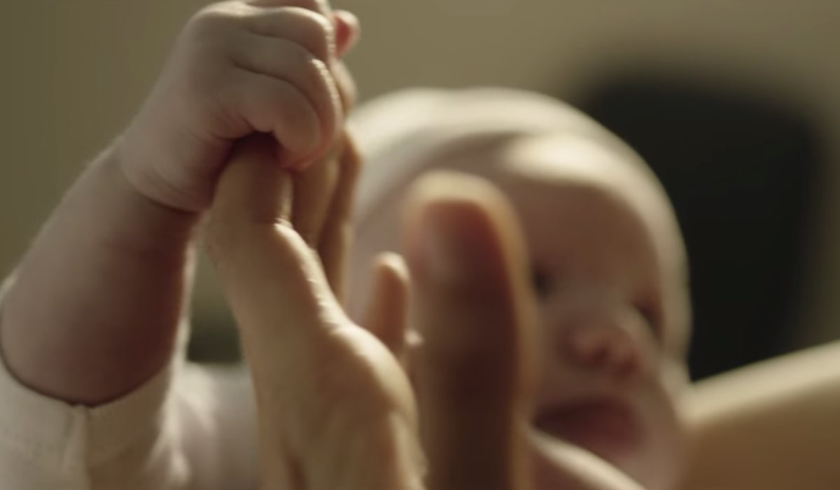 Vis a Vis L'Oasis Macarena dà alla luce il suo bambino nell'episodio 8 Credits Netflix