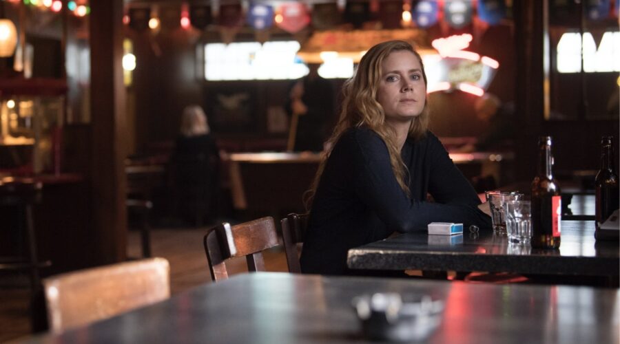 Amy Adams in una scena di Sharp Objects. Credits: HBO/Sky Italia