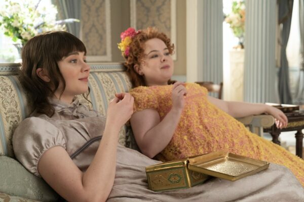 Da sinistra: Claudia Jessie (Eloise Bridgerton) e Nicola Coughlan (Penelope Featherington) in Bridgerton. Credits: Liam Daniel/Netflix.