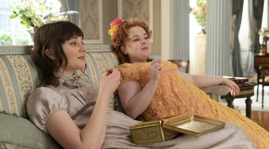 Da sinistra: Claudia Jessie (Eloise Bridgerton) e Nicola Coughlan (Penelope Featherington) in Bridgerton. Credits: Liam Daniel/Netflix.