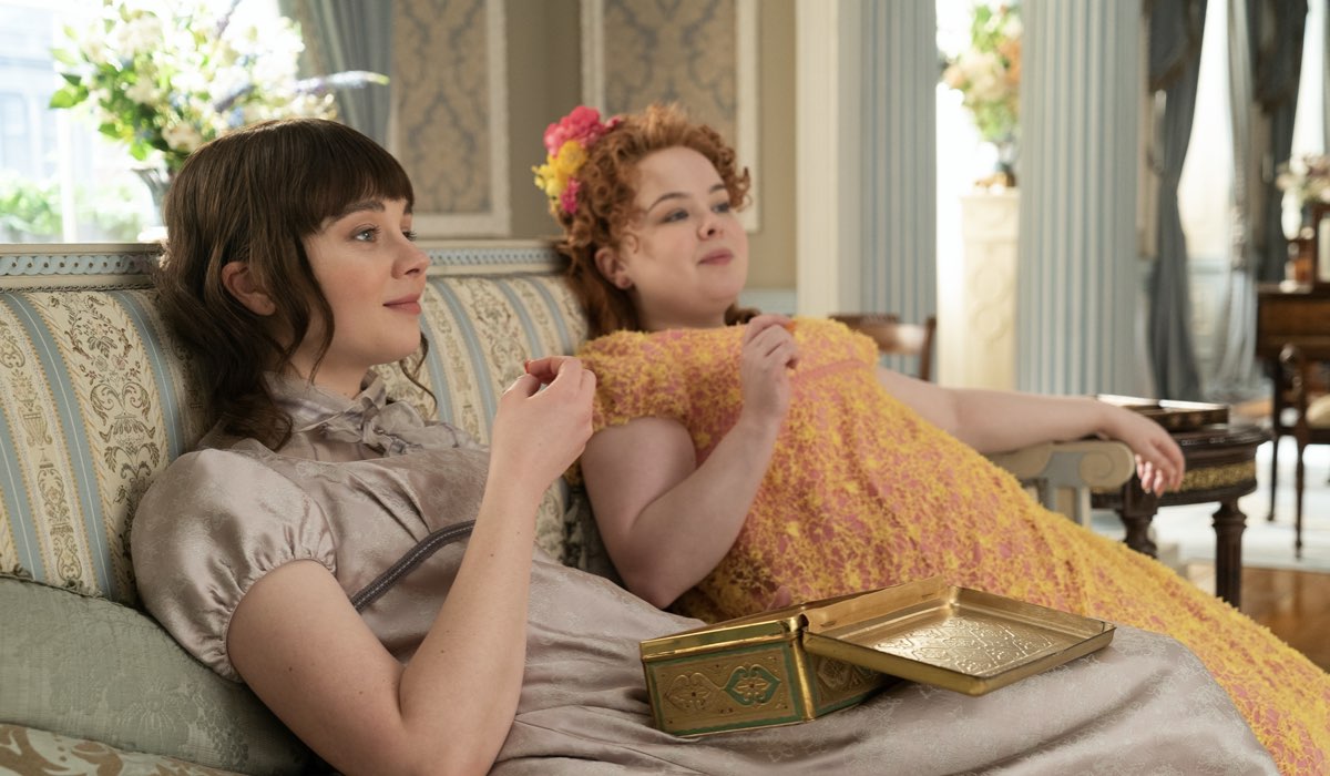 Da sinistra: Claudia Jessie (Eloise Bridgerton) e Nicola Coughlan (Penelope Featherington) in Bridgerton. Credits: Liam Daniel/Netflix.