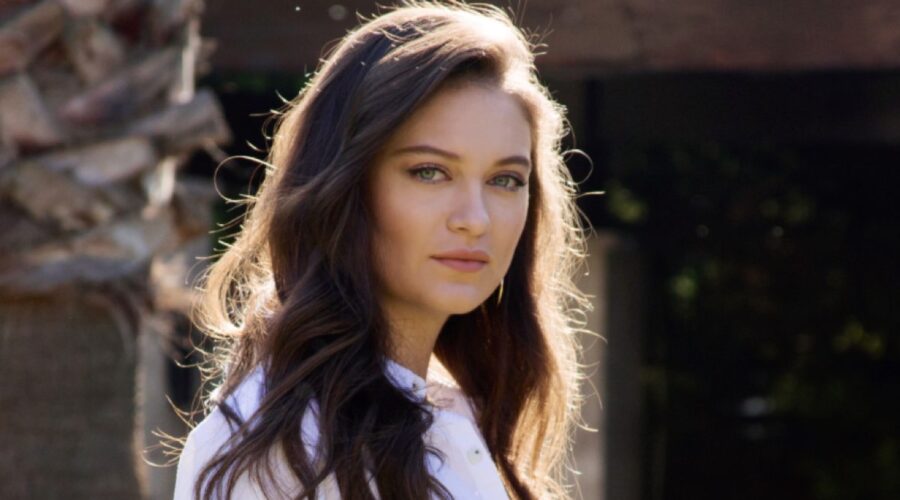 Come Sorelle ELIFCAN ONGURLAR interpreta CILEM AKAN Credits 2020 Eccho rights. All Rights Reserved e Mediaset