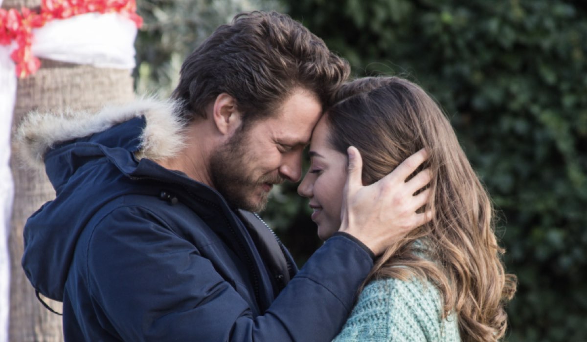 Come Sorelle ÖZGE ÖZACAR interpreta AZRA YILMAZ E BURAK ÇELIK interpreta MAHIR DENIZHAN Credits 2020 Eccho rights. All Rights Reserved e Mediaset