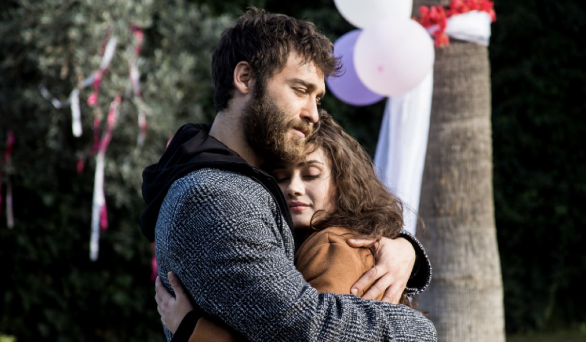 Come Sorelle SEÇKIN ÖZDEMIR interpreta SINAN MALIK, SEVDA ERGINCI interpreta IPEK GENCER Credits 2020 Eccho rights. All Rights Reserved e Mediaset