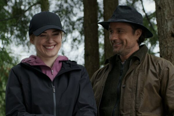 Da sinistra: Alexandra Breckenridge e Martin Henderson nei panni di Melinda e Jack in Virgin River. Credits: Netflix.