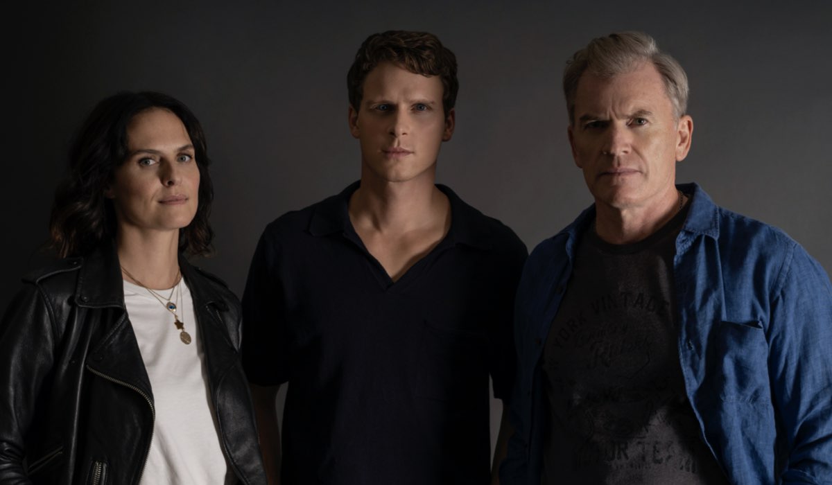 Da sinistra: Leanne Best, Adam Pålsson e Richard Dillane. Foto di Andrej Vasilenko/Netflix.