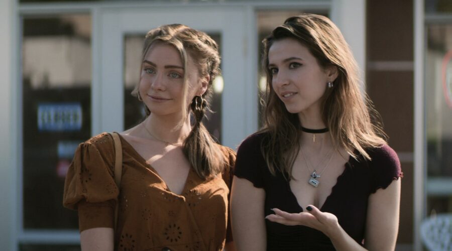 Da sinistra, Maddie Phillips nei panni di Sterling Wesley e Anjelica Bette Fellini nelle vesti di Blair Wesley in Teenage Bounty Hunters. Credits Courtesy Of Netflix © 2020