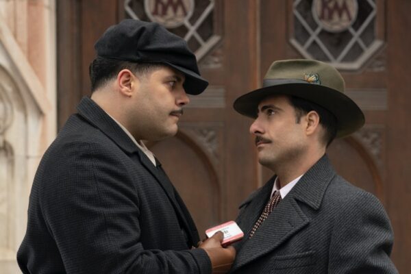 Da sinistra: Salvatore Esposito e Jason Schwartzman nella quarta stagione di Fargo. Credits FX via Sky Italia.