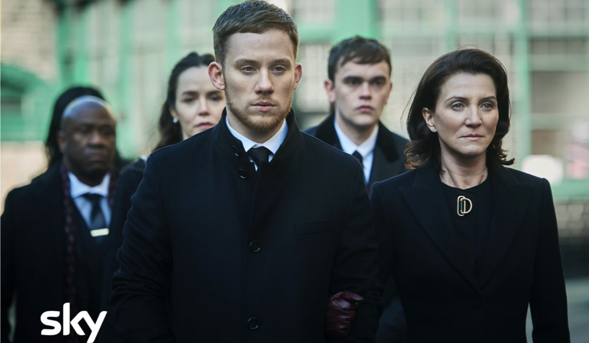 Da sinistra a destra Joe Cole e Michelle Fairley sono Sean e Marian in Gangs of London. Credits Sky Italia