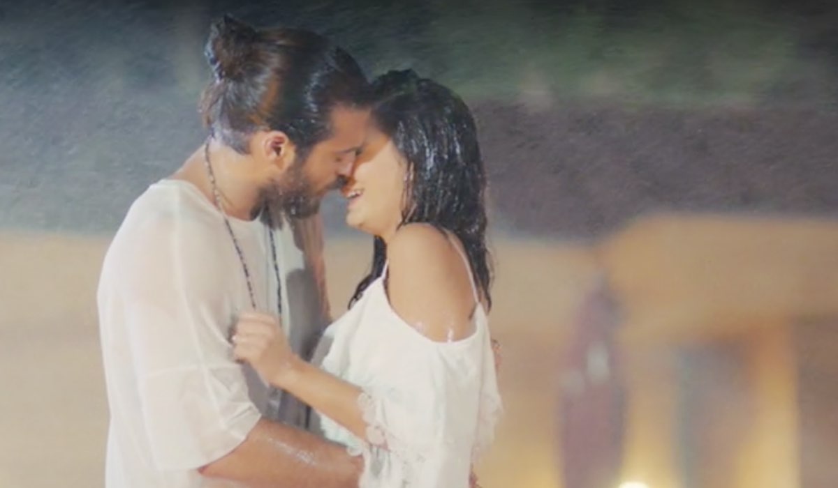 Daydreamer CAN YAMAN interpreta CAN DIVIT e DEMET ÖZDEMIR interpreta SANEM AYDIN, qui mentre si baciano sotto gli irrigatori nell'episodio 38 Credits MEDIASET
