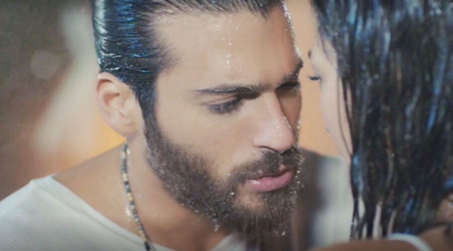 Daydreamer CAN YAMAN interpreta CAN DIVIT e DEMET ÖZDEMIR interpreta SANEM AYDIN, qui nell'episodio 38 Credits MEDIASET