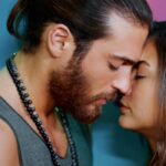 Daydreamer Can e Sanem stanno per baciarsi in ascensore nella puntata 57 Credits Mediaset