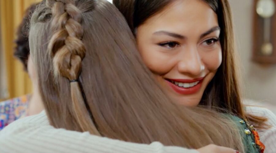 Daydreamer Sanem abbraccia Leyla nel giorno del suo compleanno, qui nella puntata 53 Credits Mediaset