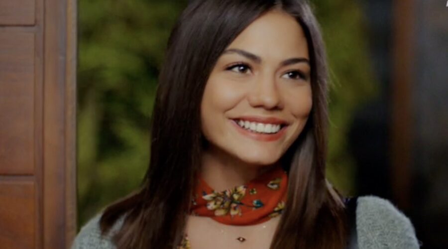 Daydreamer Sanem interpretata da Demet Özdemir, qui nella puntata 52 Credits Mediaset
