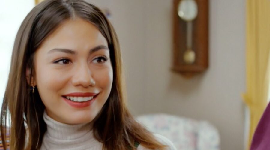 Daydreamer Sanem interpretata da Demet Özdemir, qui nella puntata 53 Credits Mediaset