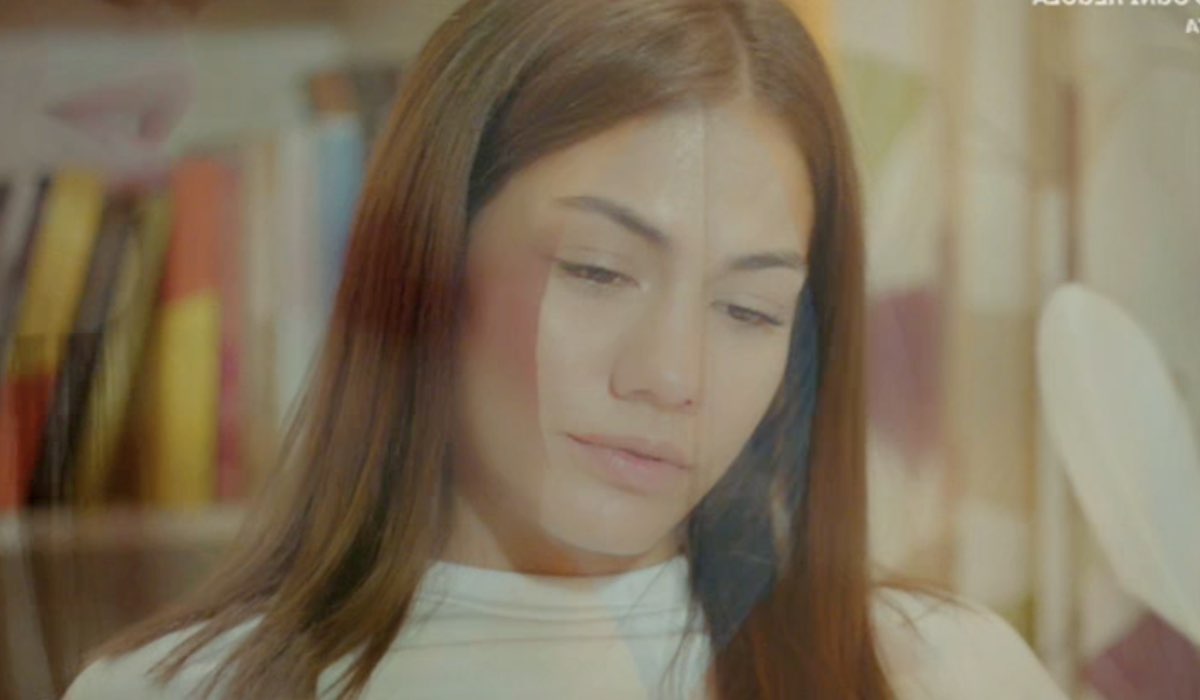 Daydreamer Sanem mentre legge Sevda Sözleri di Cemal Süreya, qua nella puntata 52 Credits Mediaset