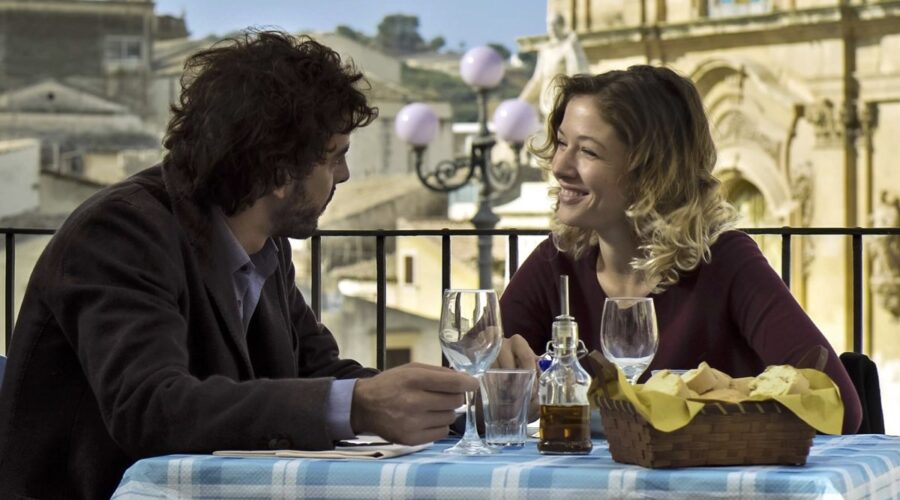 Il giovane Montalbano 2, qui Michele Riondino e Sarah Falberbaum che interpretano Salvo Montalbano e Livia Burlando Credits Palomar e RAI