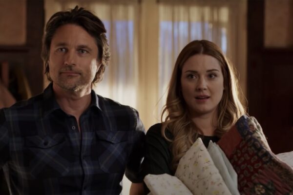 Martin Henderson e Alexandra Breckenridge in un fotogramma del trailer di Virgin River.Credits: Netflix/YouTube
